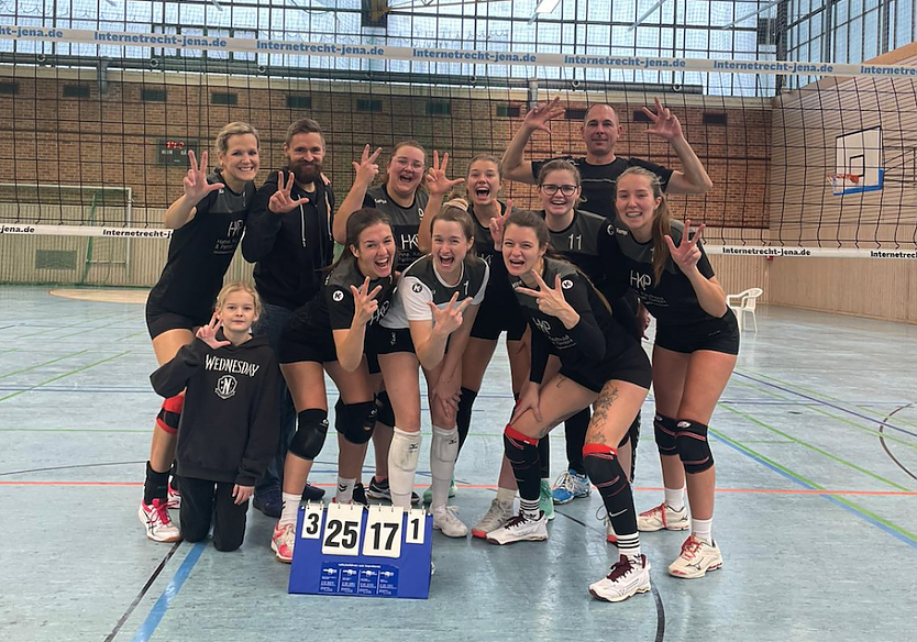 Auf Erfolgskurs - Bleicherodes Volleyballerinen gewinnen auch am Advent (Foto: VG Bleicherode) Auf Erfolgskurs - Bleicherodes Volleyballerinen gewinnen auch am Advent (Foto: VG Bleicherode)
