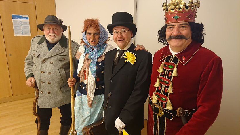 Bild: Rolandgruppe Backstage - der erste kurze Auftritt f&uuml;r den "neuen" Zwanziger ging gut &uuml;ber die B&uuml;hne