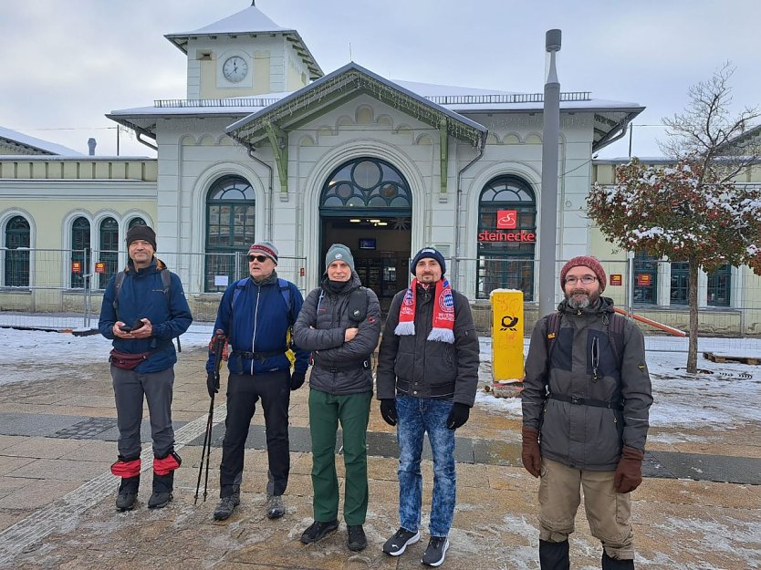 Bild: F&uuml;nf der sechs Nordhausen-Starter vor dem Bahnhof
