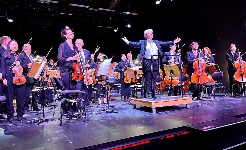 Das Loh-Orchester und die S&auml;ngerin Rina Hirayama haben am Dienstagabend beim Mieter-Weihnachtskonzert die G&auml;ste auf das nahende Weihnachtsfest musikalisch eingestimmt.    (Foto: SWG Nordhausen/Schedwill)