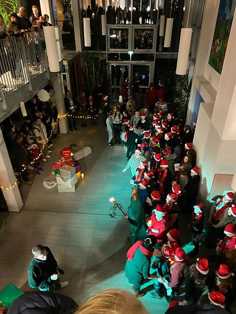 Im Atrium kamen die Weihnachtsm&auml;nner und -frauen zusammen (Foto: B. Ga&szlig;mann)