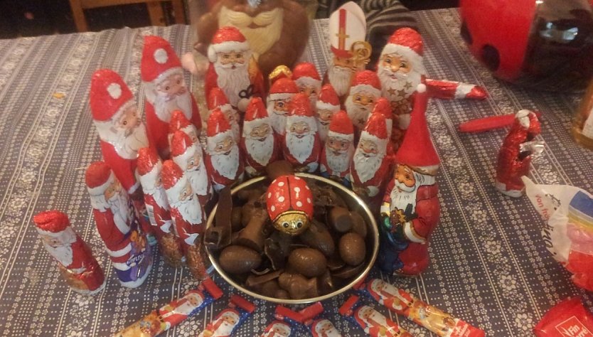 Die Weihnachtsm&auml;nner m&uuml;ssen weichen - f&uuml;r Schoko-Obst (Foto: F.Tuschy)