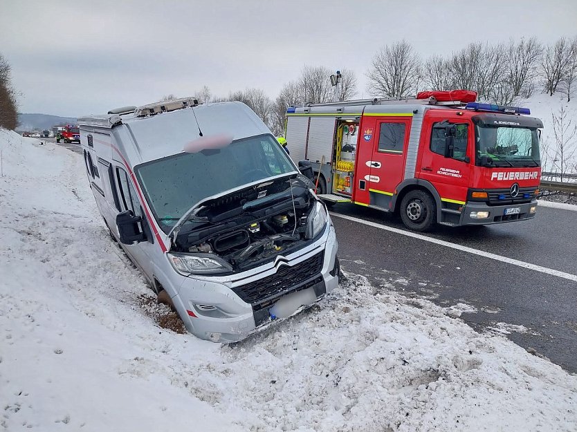 Alkoholfahrt endet im Stra&szlig;engraben (Foto: Feuerwehr Schachtelbich/Arenshausen)