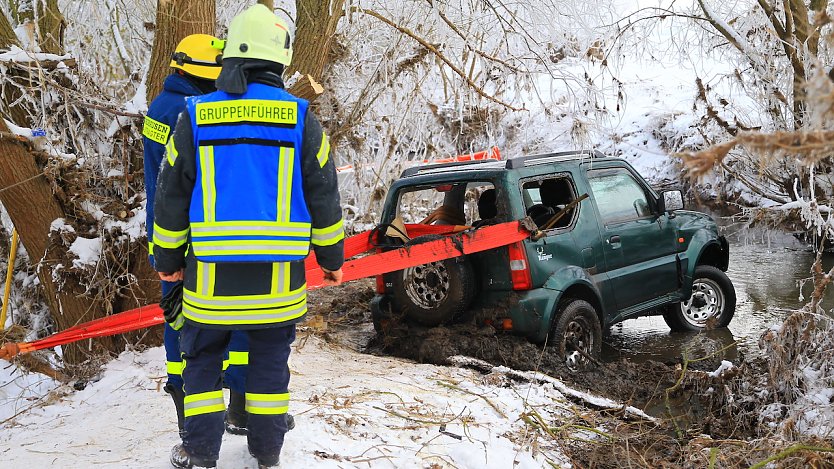 Bild: Bergung des gestern verunfallten PKW aus der Helme bei Heringen 