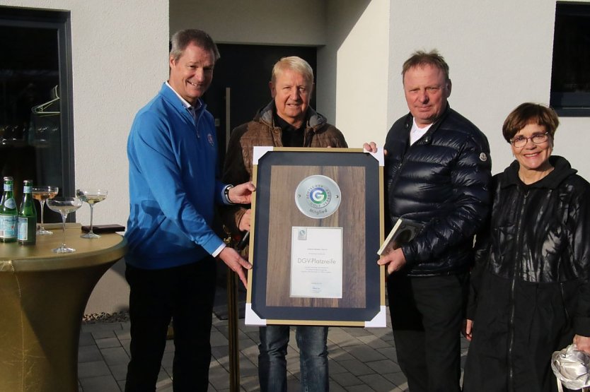 Was lange w&auml;hrt - die Golfer freuen sich auch &uuml;ber ein modernes Dach &uuml;ber dem Kopf (Foto: agl)