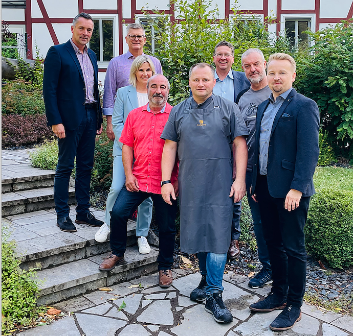  Der NUV-Vorstand begr&uuml;&szlig;t im Sommer 2023 die Kalkh&uuml;tte als 200. Mitglied, v.l.: Niels Neu, Andr&eacute; Materlik, Ricarda Adam, Dr. Dirk Vetter, Sebastian Langer, Thomas Seeber, Uwe Lier, Marcel K&uuml;bler (Foto: NUV)