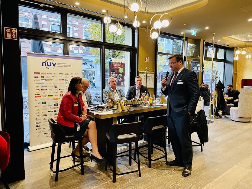 MdL Stefan Schard mit weiteren politischen Vertretern im Gespr&auml;ch bei einer Mitgliederversammlung des NUV (Foto: Christoph Keil)