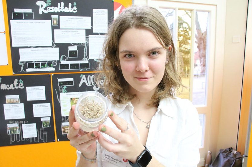 Vom Kinosessel zur Mykologie - Barbara hat sich eingehend mit dem "Herben Zwergenkn&auml;ueling" befasst (Foto: agl)