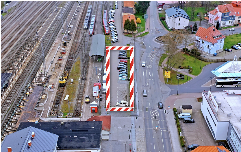 Der Parkplatz am Bahnhof in Leinefeld muss demn&auml;chst gesperrt werden (Foto: Kamilo Schwanengel)