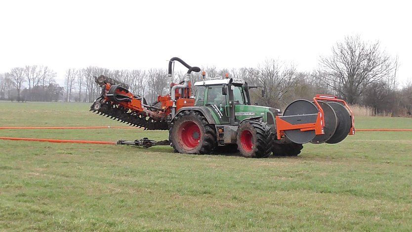 Traktor mit Schlauch (Foto: Ulrich Reinboth)