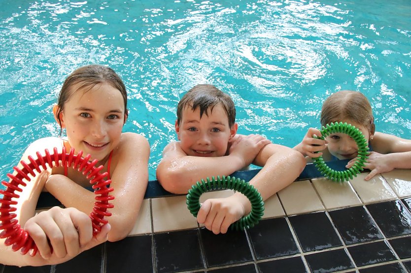 Auf die Ringe fertig los - beim "Tauchen nach Jerusalem" geht es zu wie bei der "Reise" auf trockenem Boden, wer den letzten Ring ertaucht gewinnt (Foto: agl)