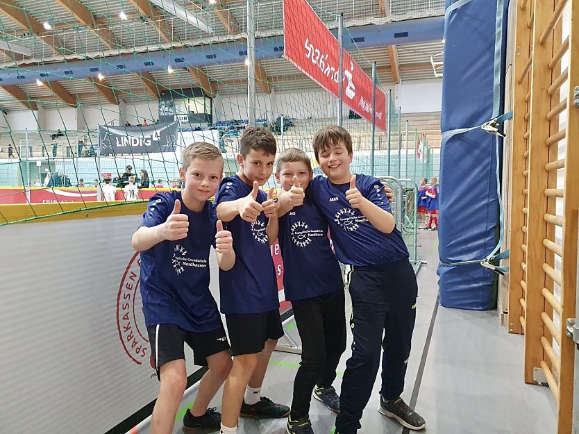 Die Fu&szlig;ballspieler der Evangelischen Grundschule Nordhausen Stien Walter, Jakob Lenz, Moritz Naumann und Arthur Picking der Klasse 4 gewinnen beim Fairplay Soccer Turnier der Sparkassen. (Foto: Stefan Fienhold)