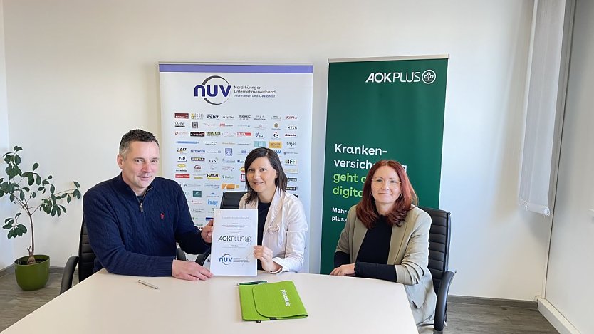  v.l.: Niels Neu, Nicole Koch und Chris Ro&szlig;meyer bei der Unterzeichnung der Kooperationsvereinbarung  (Foto: NUV / Claudia Rheinl&auml;nder)