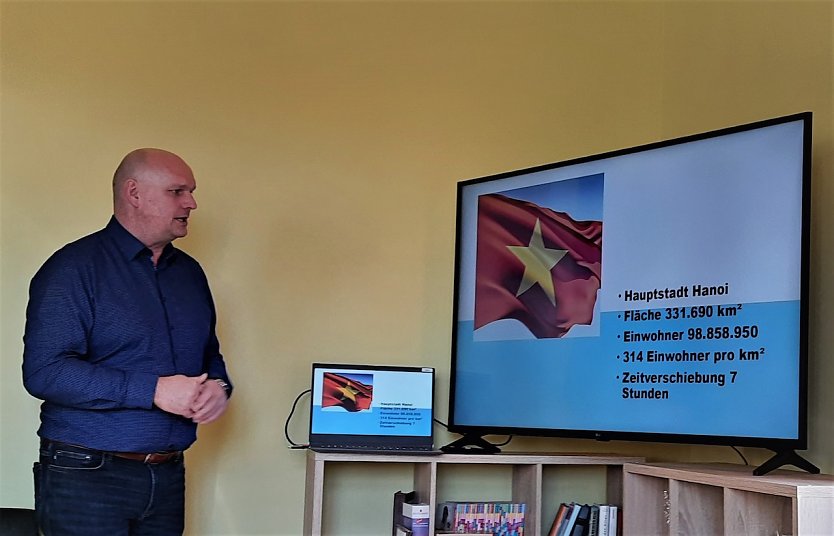 Der Sondersh&auml;user B&uuml;rgermeister Steffen Grimm berichtet von seinen Reiseerlebnissen in Hanoi (Foto: Dorothea Kieper)