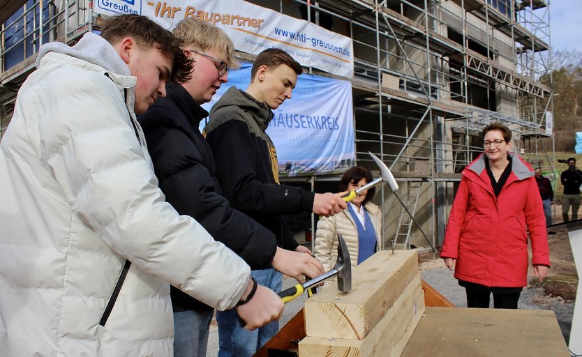 Richtfest f&uuml;r den Anbau zum Berufsschulcampus des Staatlichen Berufsschulzentrums II im Kyffh&auml;userkreis mit Staatsbesuch. Rechts im Bild Bundesministerin Clara Geywitz (SPD) (Foto: Eva Maria Wiegand)
