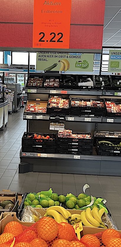 Erste Erdbeeren im Angebot (Foto: emw)