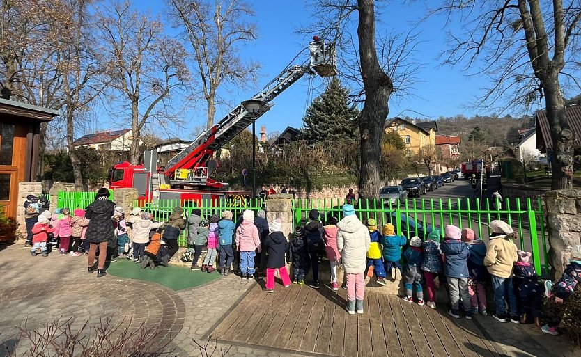 Feuerwehrm&auml;nner der H&ouml;henrettung Erfurt, verkleidet als Spiderman, &uuml;berraschen die KInder der Kindervilla in Bad Frankenhausen. Diese hatte 100 Euro f&uuml;r ein krebskrankes Kind gesammelt. (Foto: Katrin Milde)