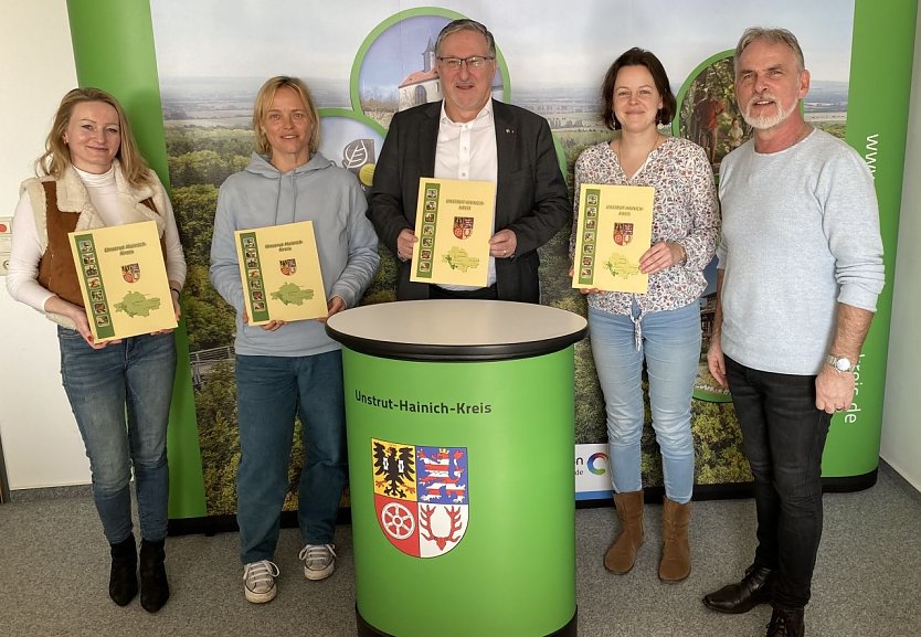 Landrat Harald Zanker &uuml;bergibt die neuen Kooperationsvereinbarungen zur Umsetzung Landesrichtlinie Schulsozialarbeit an freie Tr&auml;ger im Unstrut-Hainich-Kreis. (Foto: Pressestelle Landratsamt)
