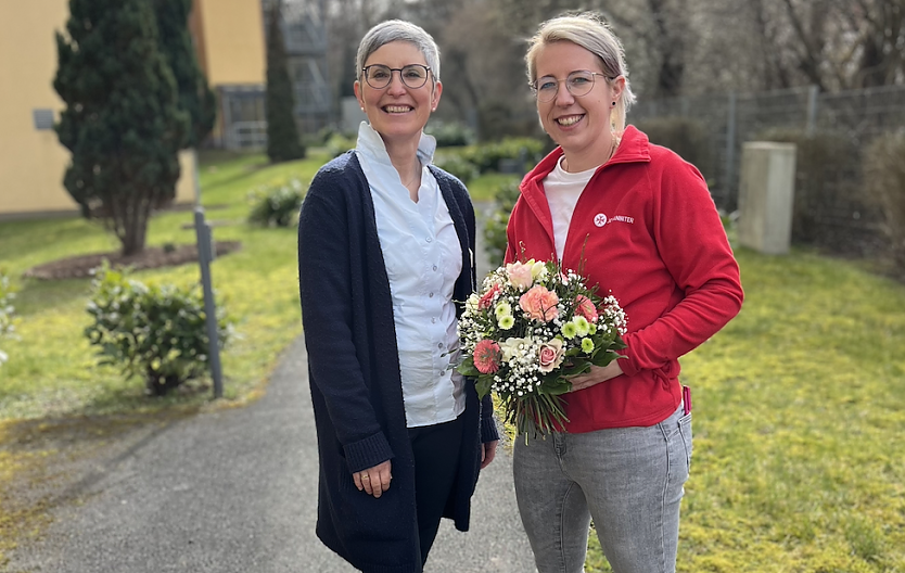 Frau Gaßmann heißt Frau Kuna in ihrer neuen Position herzlich willkommen (Foto: Johanniter) Frau Gaßmann heißt Frau Kuna in ihrer neuen Position herzlich willkommen (Foto: Johanniter)