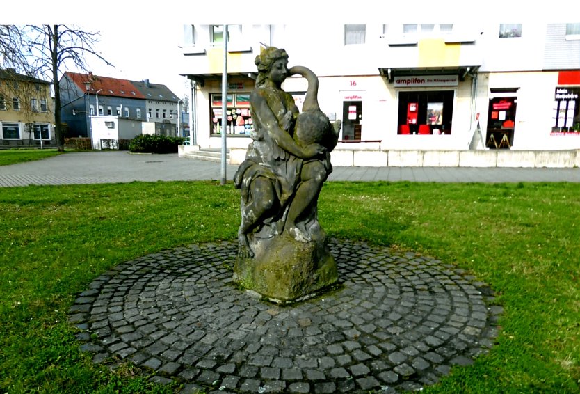 Die restaurierte Figurengruppe nahe der Arnoldstra&szlig;e seit 2008 (Foto: Heidelore Kneffel)