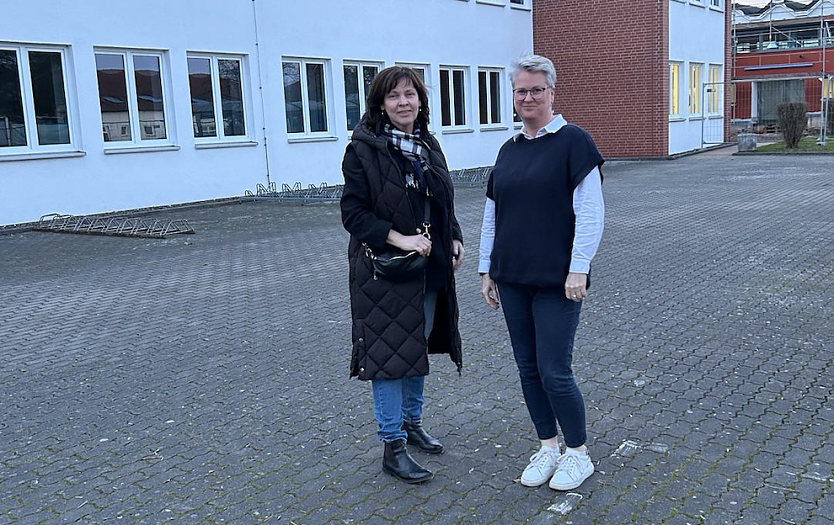 Die Ausschussvorsitzende Carola B&ouml;ck und Schulleiterin Ines B&ouml;rner (Foto: Pressestelle Landratsamt)