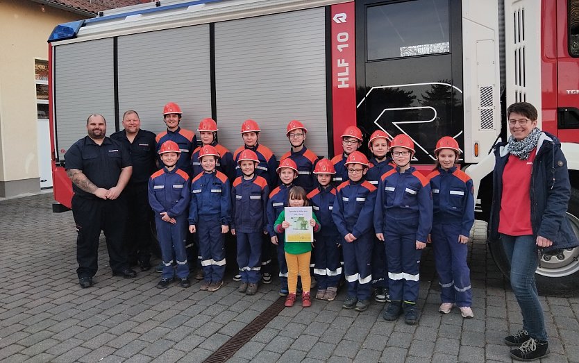 Fl&ouml;he Livia Klei&szlig; und Christiane Bracke &uuml;berreichen die Spendensumme an den Nachwuchs der Freiwilligen Feuerwehr Artern (Foto: Steffi Klei&szlig;)