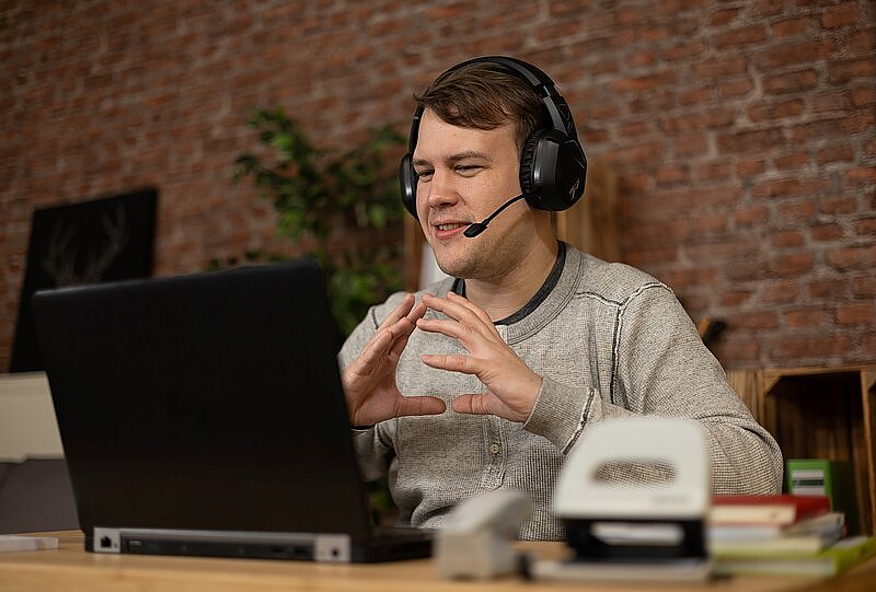 Lerncoach René Veltin bringt Grundschulkindern das Lernen bei. (Foto: Studienkreis) Lerncoach René Veltin bringt Grundschulkindern das Lernen bei. (Foto: Studienkreis)