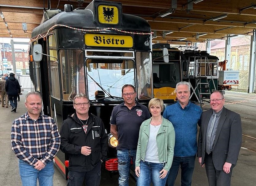 Der neugew&auml;hlte Vorstand des F&ouml;rdervereins Stra&szlig;enbahnfreunde Nordhausen e. V. (v. l. n. r.: Stefan L&auml;nger, Marko Kupfer, J&ouml;rg Bornemann, Franziska Bernsdorf, Dieter K&ouml;hler, Thorsten Schwarz) (Foto: F&ouml;rderverein Stra&szlig;enbahnfreunde Nordhausen e.V.)