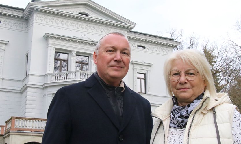 Die Vorsitzende des F&ouml;rdervereins Park Hohenrode, Hannelore Haase, begr&uuml;&szlig;te das neue Vorstandsmitglied Dirk Schimm im Park (Foto: F&ouml;rderverein Park Hohenrode)