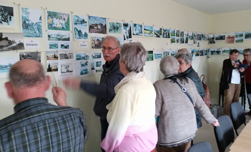 Ausgiebig besichtigten ehemalige Sch&uuml;lerinnen und Sch&uuml;ler der Dorfschule die Dauerausstellung Chronik der Gemeinde G&uuml;nzerode. (Foto: Kurt Frank)
