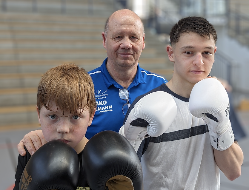 Noro Mhez und Emil Karl mit Trainer Scherfling (Foto: BSG Altstadt 05) Noro Mhez und Emil Karl mit Trainer Scherfling (Foto: BSG Altstadt 05)