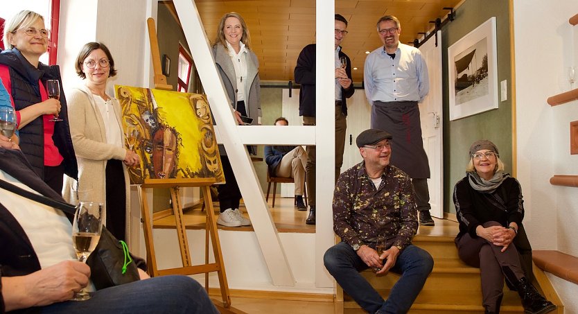 Gel&ouml;ste Stimmung gestern Abend unter den G&auml;sten der Vernissage (Foto: Heike Hofmann-Lauer)