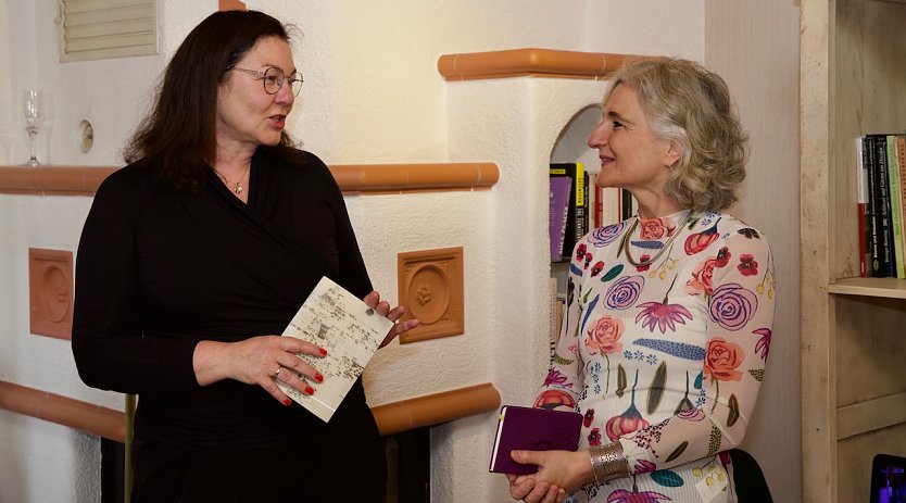 Gastgeberin Heike Hofmann-Lauer (l.) und die Kuratorin Almut Shulamit Bruckstein (Foto: Heike Hofmann-Lauer)