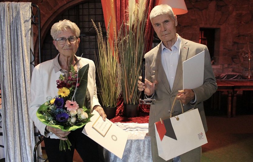 Barbara Ritsch und Dr. Eberhard Ritsch erhalten den Ehrenamtspreis f&uuml;r ihre langj&auml;hrige Arbeit f&uuml;r den "Wei&szlig;en Ring" (Foto: Eva Maria Wiegand)