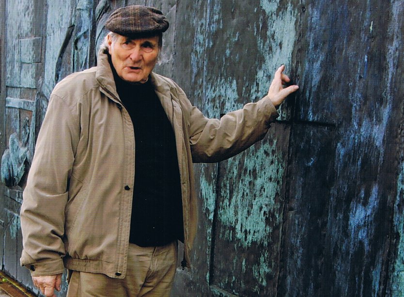 Heinz Scharr an der Kupferreliefwand, 2008 (Foto: H.Kneffel)