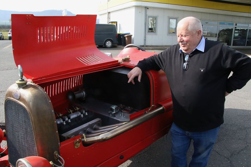 Blick unter die Motorhaube: Hubert Rein vom Ostklassikerklub freut sich schon auf die Neuauflage des Szenetreffs (Foto: agl)