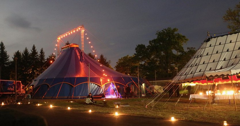 Seit 2016 wird das blaue Zelt auf dem Platz vor der Rothleimm&uuml;hle am Alten Tor f&uuml;r ein paar Wochen aufgebaut (Foto: agl)