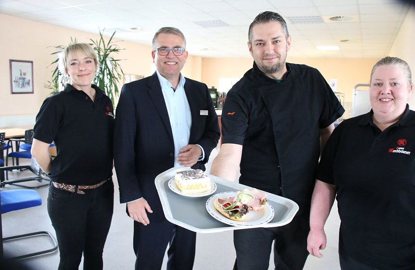 Bild: Agenturchef Karsten Frob&ouml;se begr&uuml;&szlig;t Lars Sobik und seine Kolleginnen in der Uferstra&szlig;e, Stefanie Franz und Juliana Schwedt &uuml;bernehmen die Betreuung der G&auml;ste