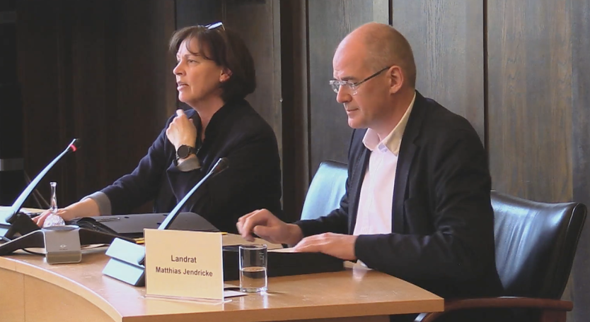 Carola B&ouml;ck und Landrat Matthias Jendricke bereiten die Abstimmungen zum Haushalt 2024 vor (Foto: oas)