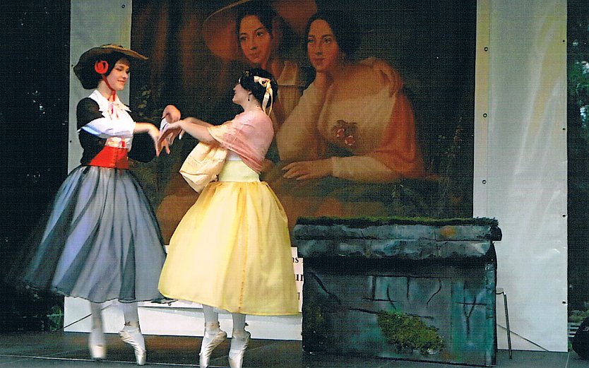 Getanztes Bild zweier junger Frauen des Tanzstudio Radeva vor einer Gem&auml;ldereproduktion der Caroline Bardua, zwei T&ouml;chter des Oberamtmannes Rabe darstellend (Foto: H.Kneffel)