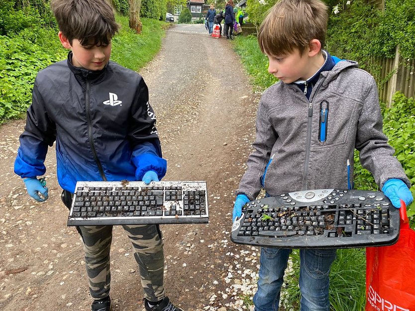 Aktion Saubere Stadt" in Sondershausen: Sogar Tastaturen werden in die Natur geworfen. Die jungen M&uuml;llsammler konnten dies nicht fassen.  (Foto: Janine Skara)