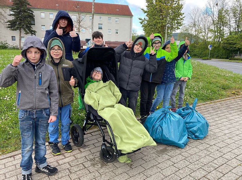 Die 3. Klasse des F&ouml;rderzentrums in Sondershausen befreite im Stadtteil Bebra die Gehwege und B&uuml;sche von M&uuml;ll (Foto: Janine Skara)