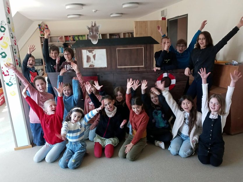 Schulchorprobe mit einem ersten Kulissenteil (Foto: Viola Kremzow)