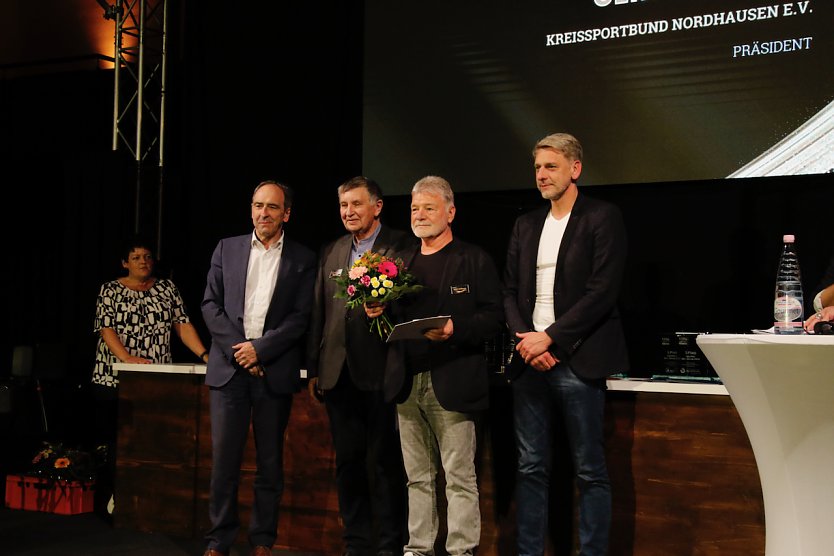 Verdiente Ehre f&uuml;r 20 Jahre Arbeit im Kreissportbund (Foto: agl)