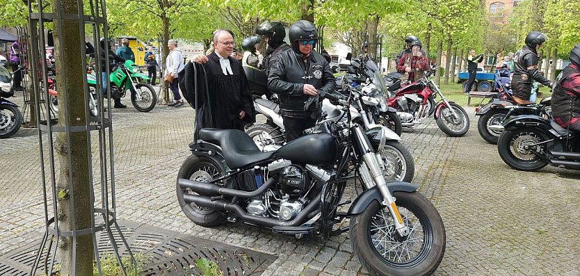 Pfarrer Jochen Lenz leitete am Sonntag den 2. Th&uuml;ringer Bikergottesdienst in Ellrich (Foto: privat)