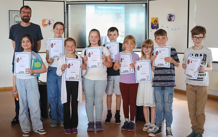 Die besten Leserinnen und Leser mit Buchh&auml;ndler Joachim Rose (Foto: Bert-Brecht-Grundschule)
