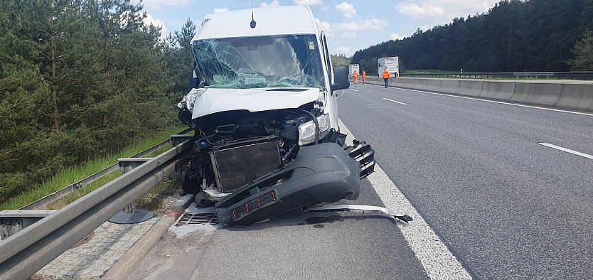 Der unfallverursachende Sprinter auf der Autobahn (Foto: API)