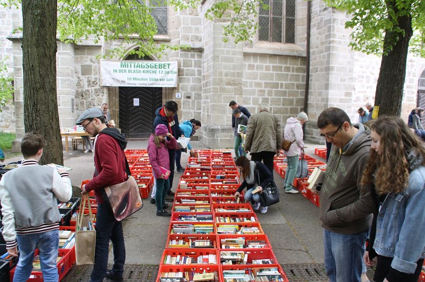 Büchermarkt vor der Blasii-Kirche (Foto: Frank Tuschy) Büchermarkt vor der Blasii-Kirche (Foto: Frank Tuschy)