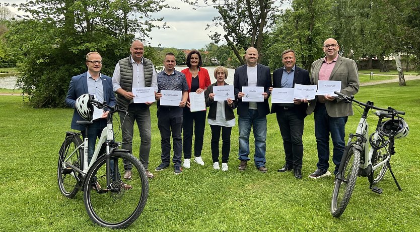 Unterzeichnung der Vereinbarung zu neuem Rad- und Wirtschaftsweg (Foto: Landratsamt Kyffh&auml;userkreis)