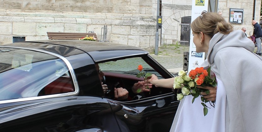 Rosenk&ouml;nigin Melanie Kaiser begr&uuml;&szlig;te jedes Fahrzeug pers&ouml;nlich mit einem passenden Blumengru&szlig; aus der Rosenstadt (Foto: Eva Maria Wiegand)